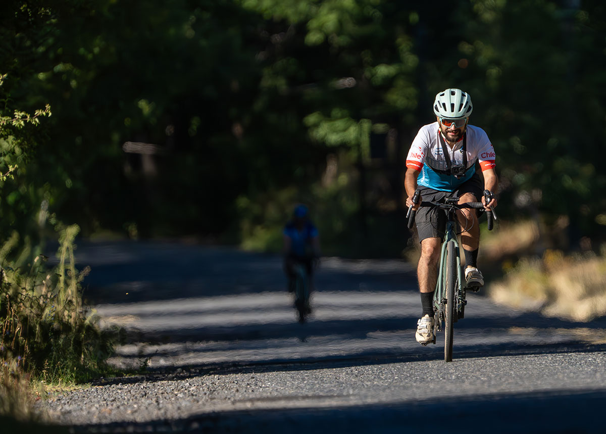 Ciclista en ruta de gravel en la Patagonia chilena