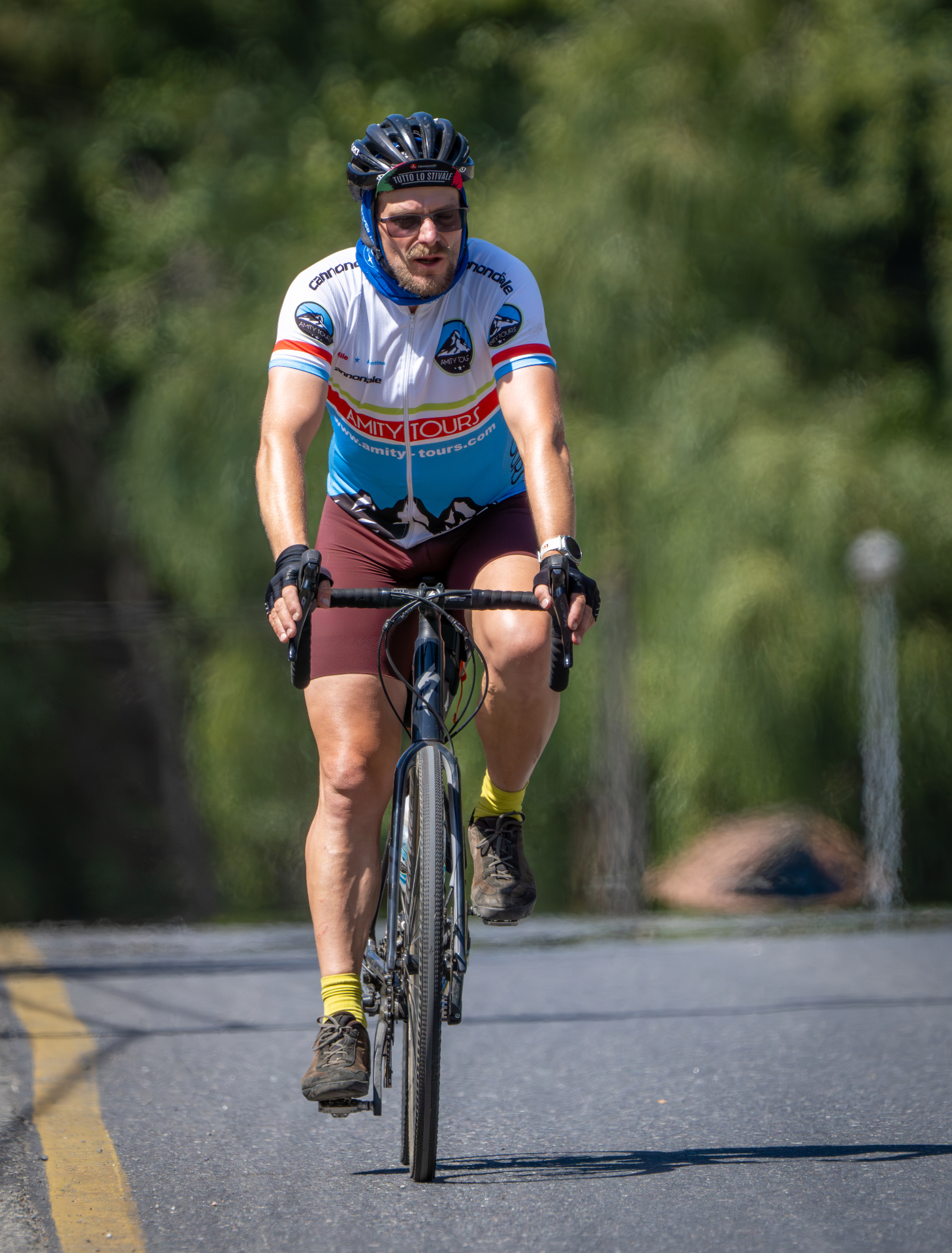 Ciclista de Amity Tours rodando en ruta